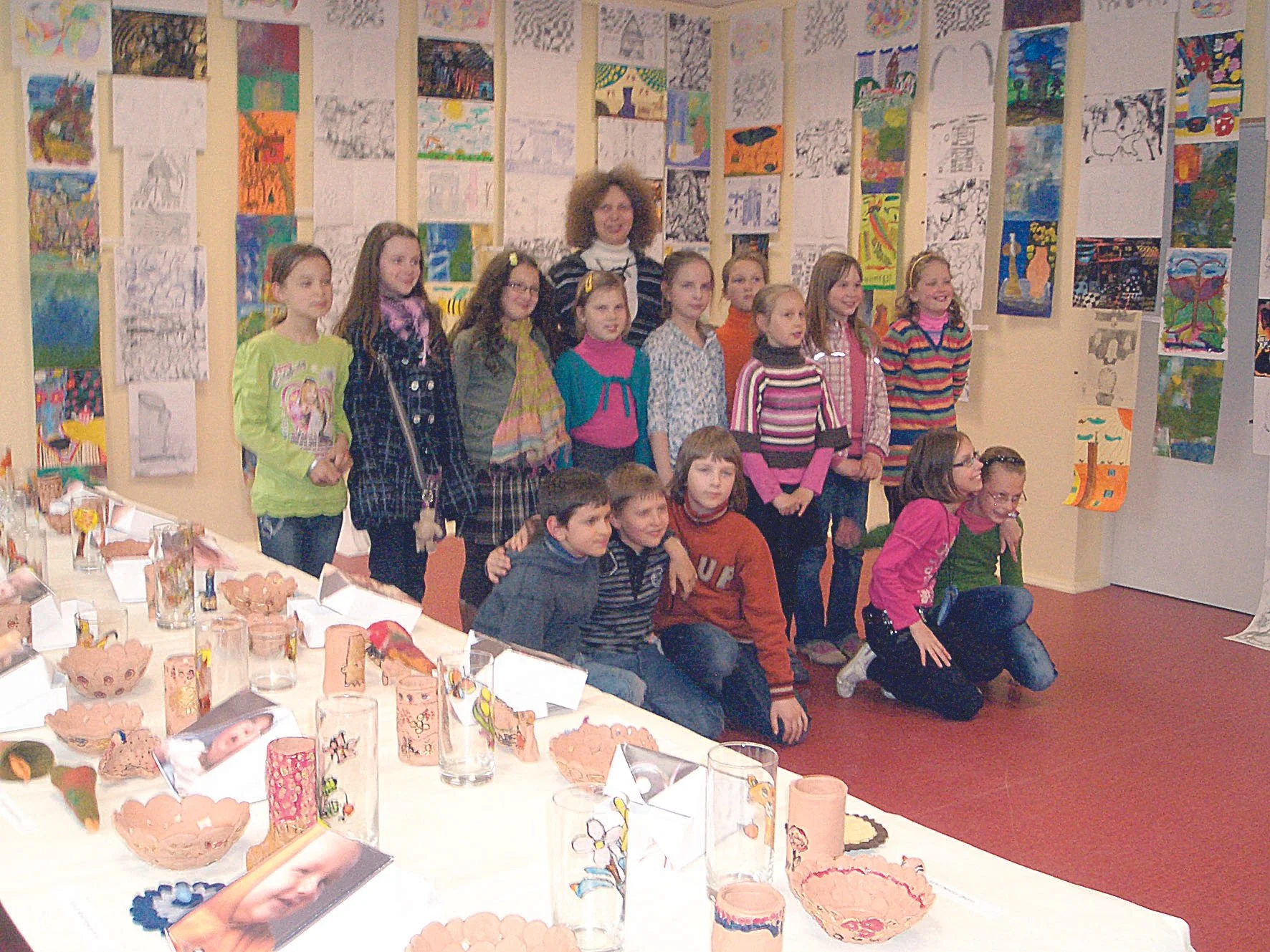 Dailės mokytoja Elma Šturmaitė mokinių pusmečio darbų peržiūroje 2011 m.