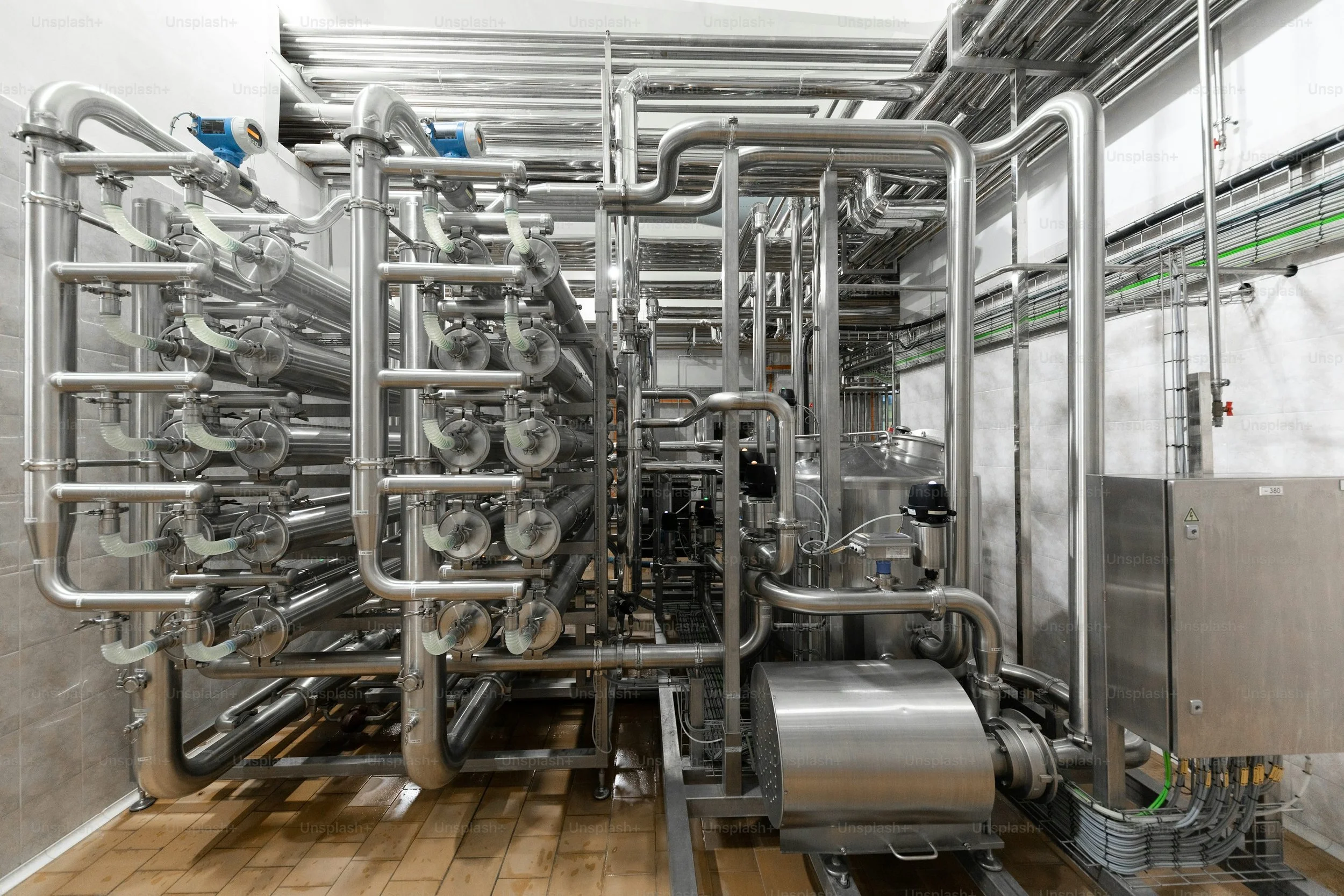 Impianto industriale con tubazioni e valvole