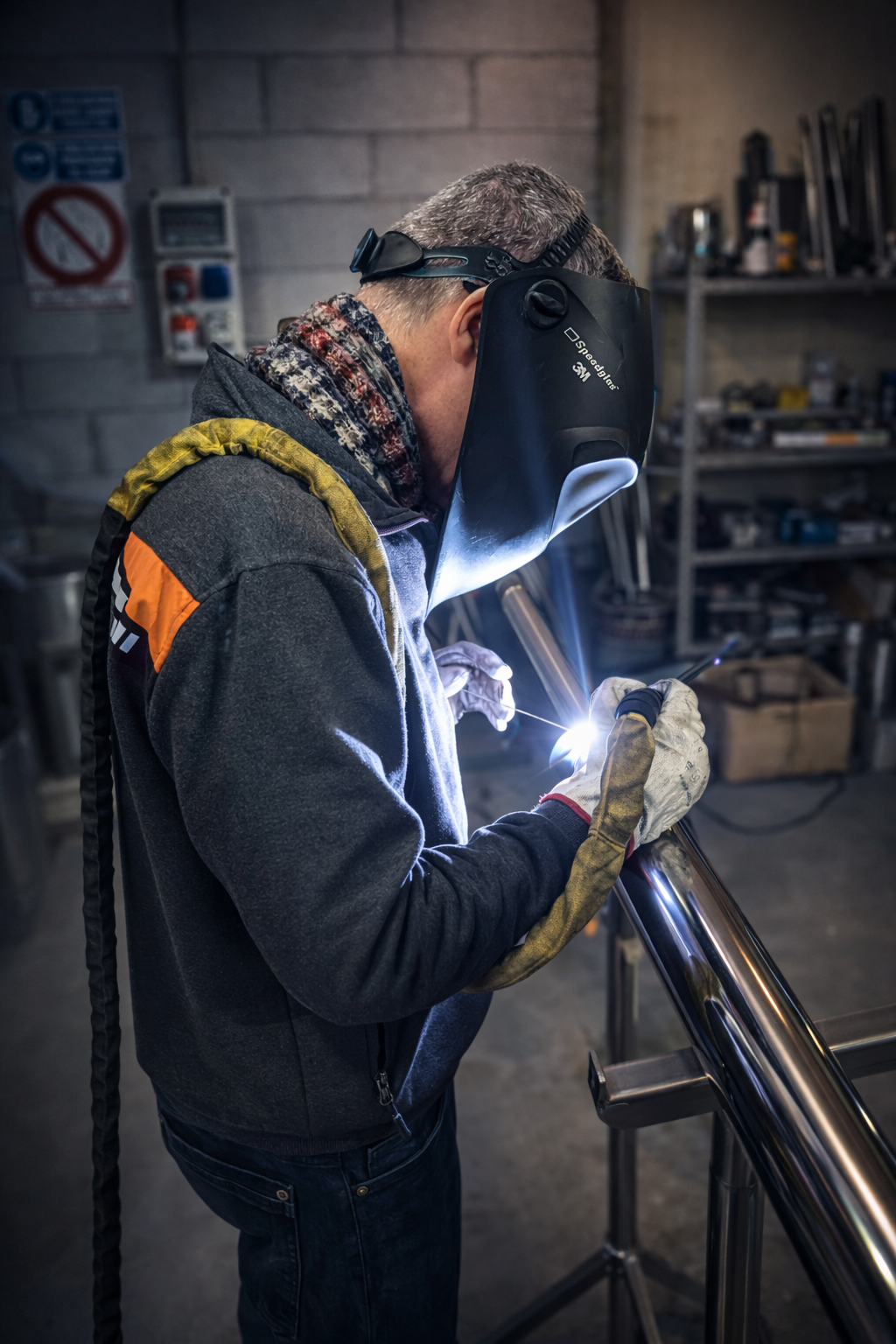 Saldatore al lavoro in officina