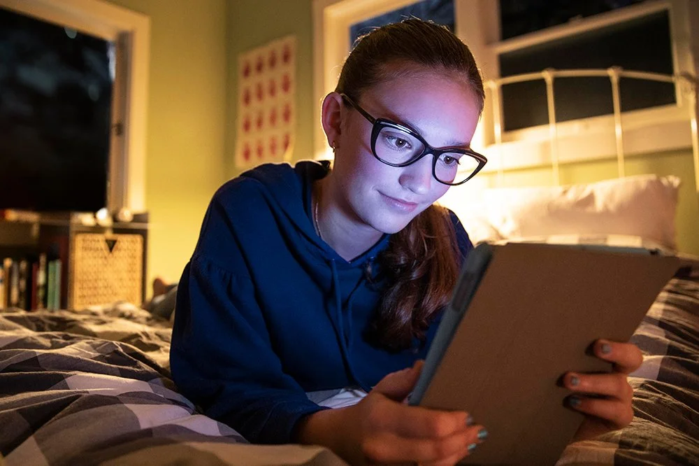 19_LYLE_TEEN_TABLET_IN_BED_SEEING_CLEARLY_0033-ok.jpg
