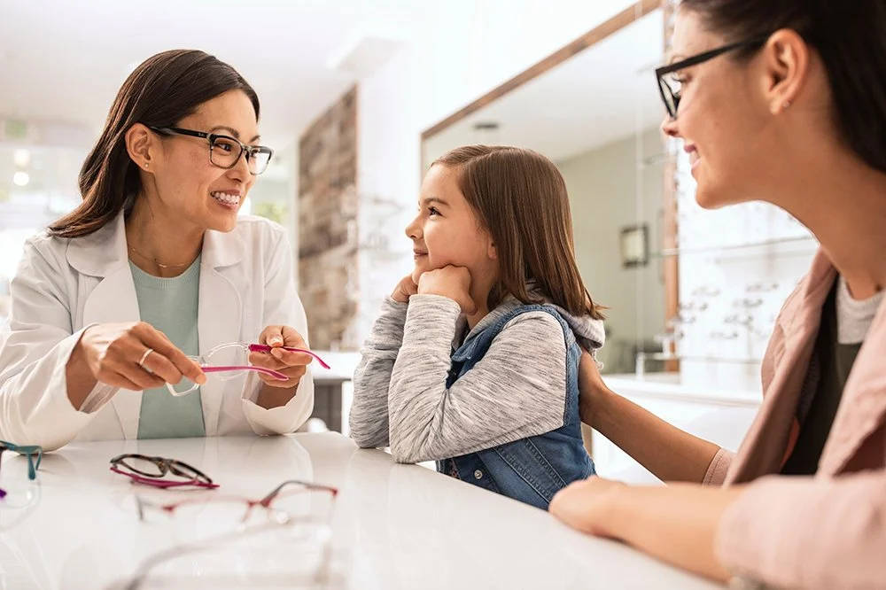 41_PENELOPE_MOM_AND_ECP_EXPLAINING_GLASSES_0281-ok.jpg