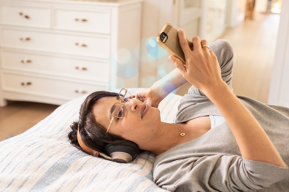 05_SV_YOUNG_FEMALE_LAYING_ON_BED_LISTENING_TO_MUSIC_0131-ok_bg.jpg