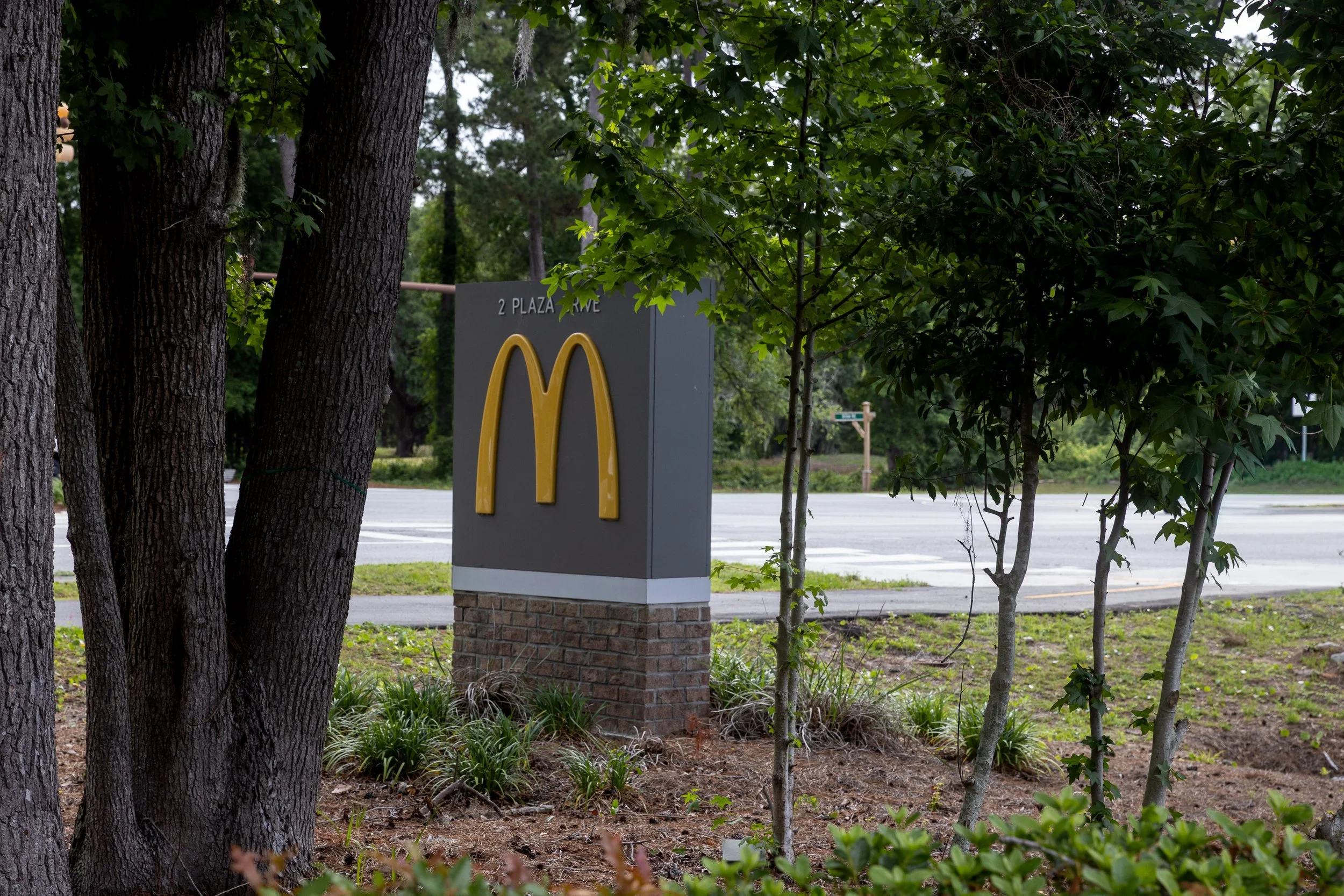 Even McDonald’s keeps a low profile beneath Hilton Head Island’s trees. The familiar golden arches are reduced to a modest roadside marker, part of a visual restraint many visitors experience without consciously noticing.