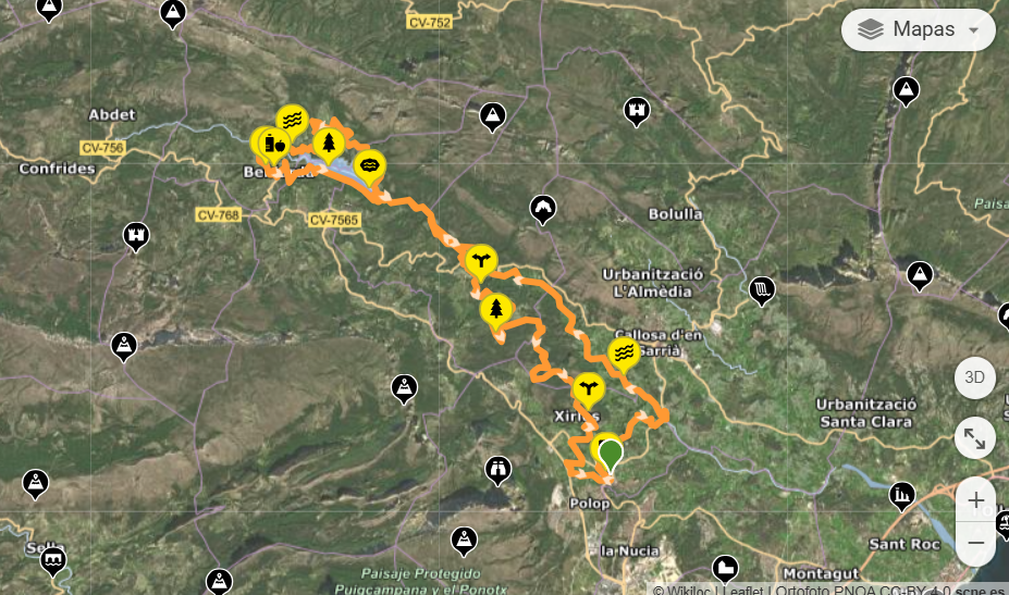 Mapa de una ruta de senderismo o ciclismo marcada en naranja en una zona con áreas verdes y puntos de interés señalados con iconos amarillos y negros.