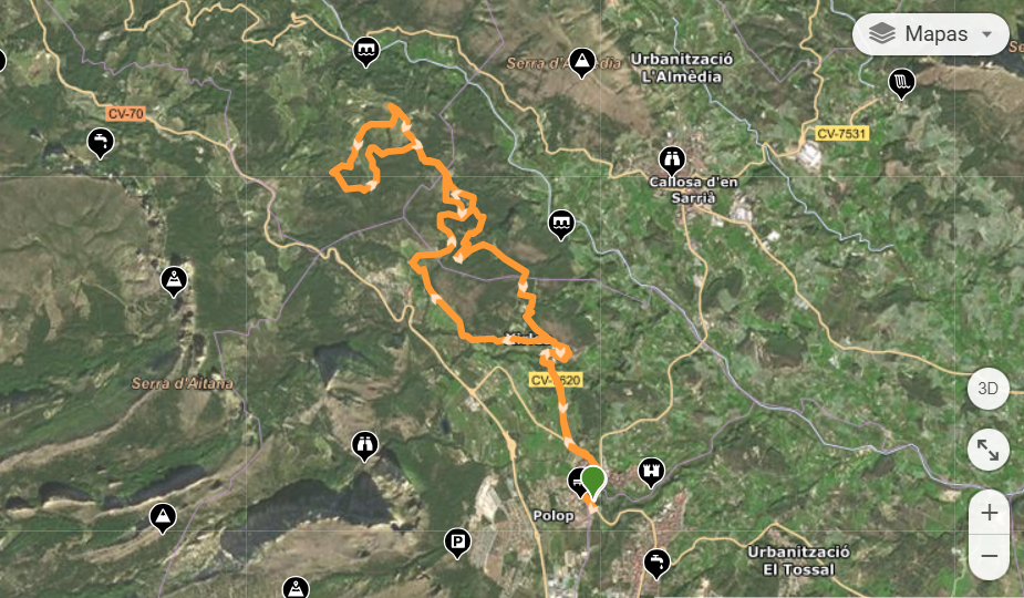 Mapa de una ruta en un área montañosa en Polop, con caminos marcados en naranja y puntos de interés señalados con íconos, incluyendo áreas naturales y urbanizaciones.
