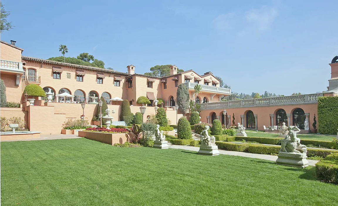 1011 North Beverly Drive in Beverly Hills, California 7.png