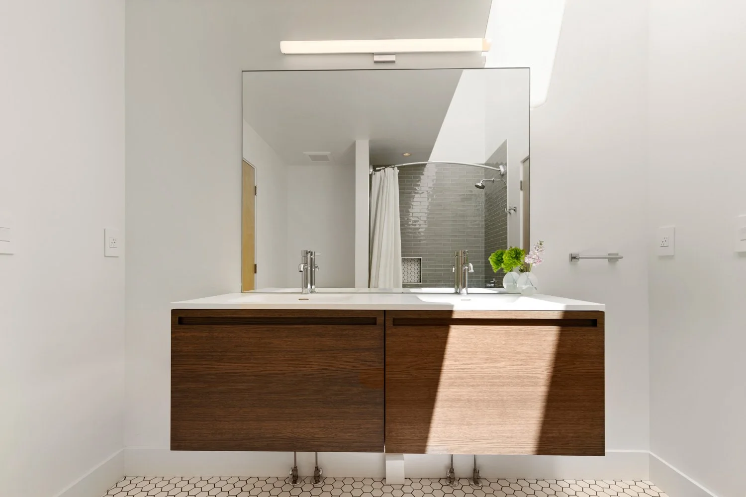 035-Bath-1-550-Iris-St-Large.jpg