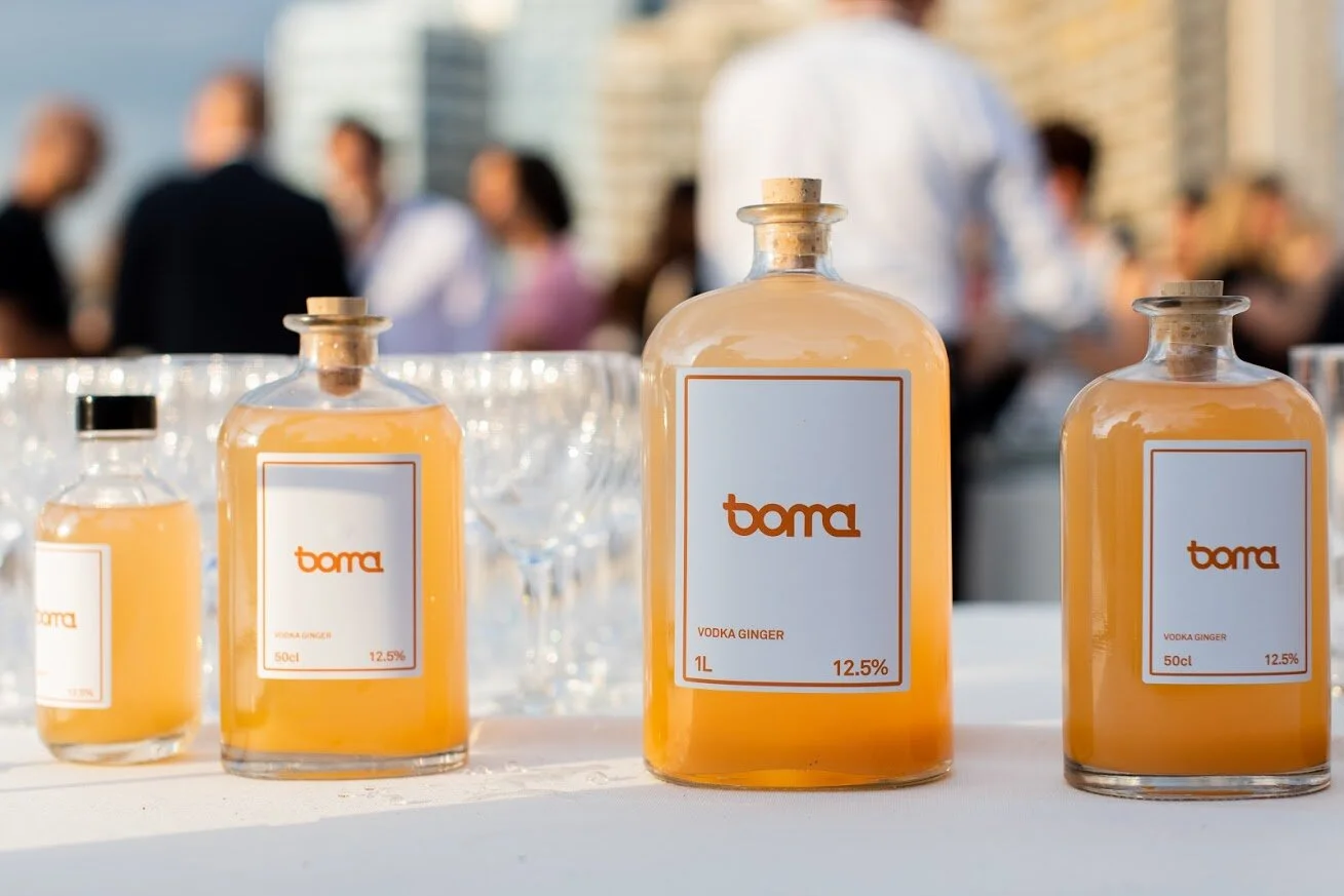 Bouteilles de vodka au gingembre sur une table lors d'un événement en plein air.