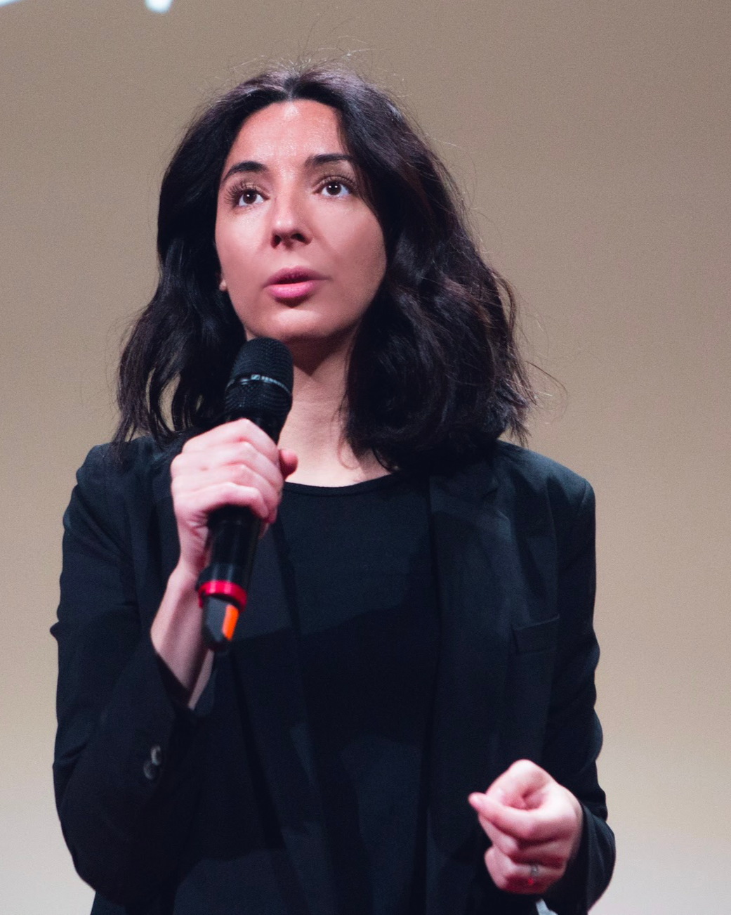 Nawal Levy Provençal (Hamitouche) lors d'une présentation ou d'un discours.