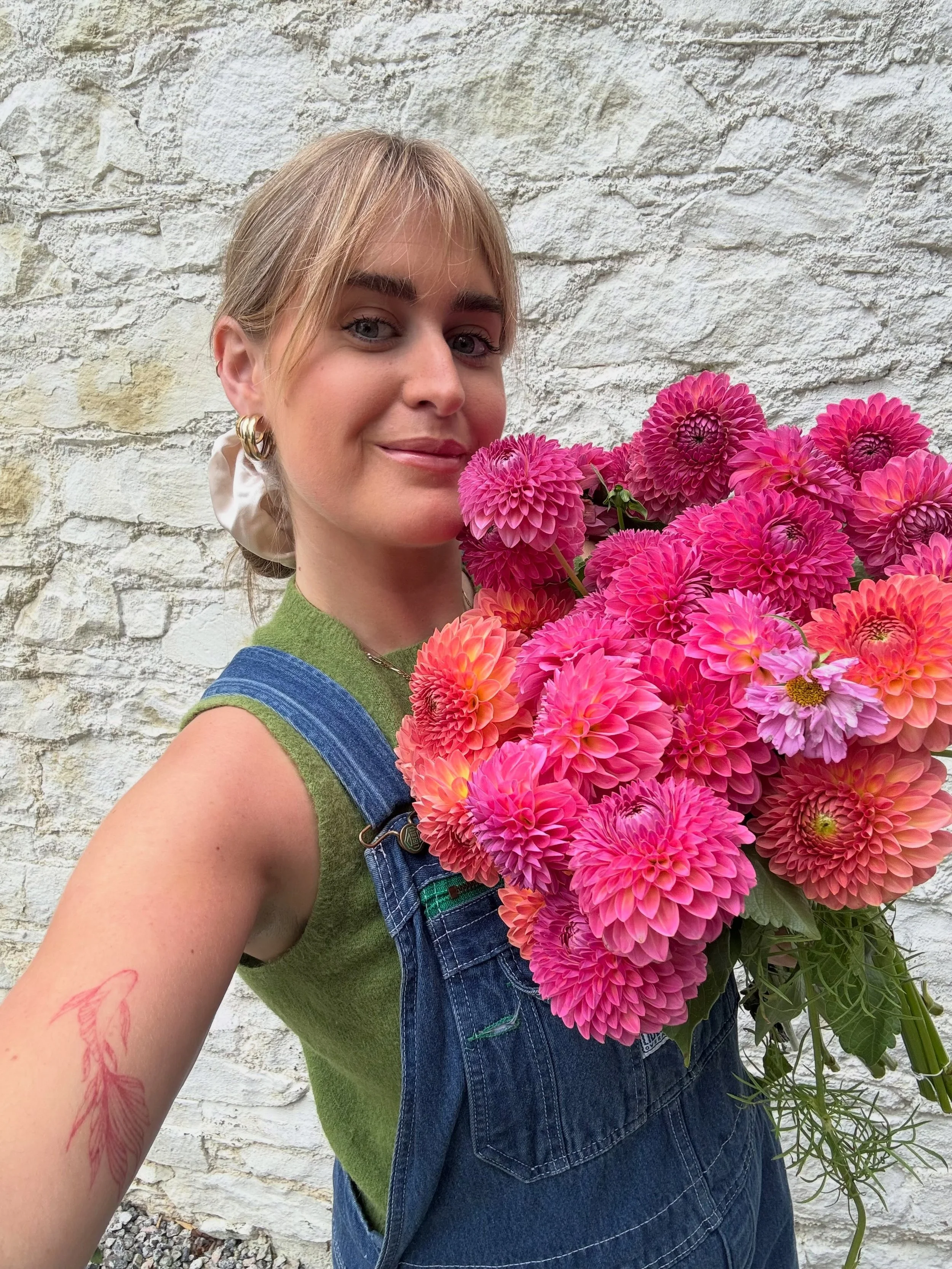 A lovely day spent working with these gorgeous flowers and the equally gorgeous @charlotte_speculo_reik 
❤️🧡🩷