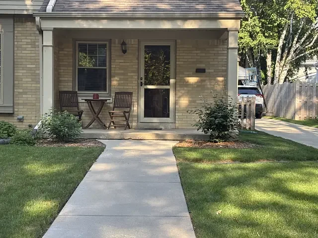 Professional sidewalk pressure washing service