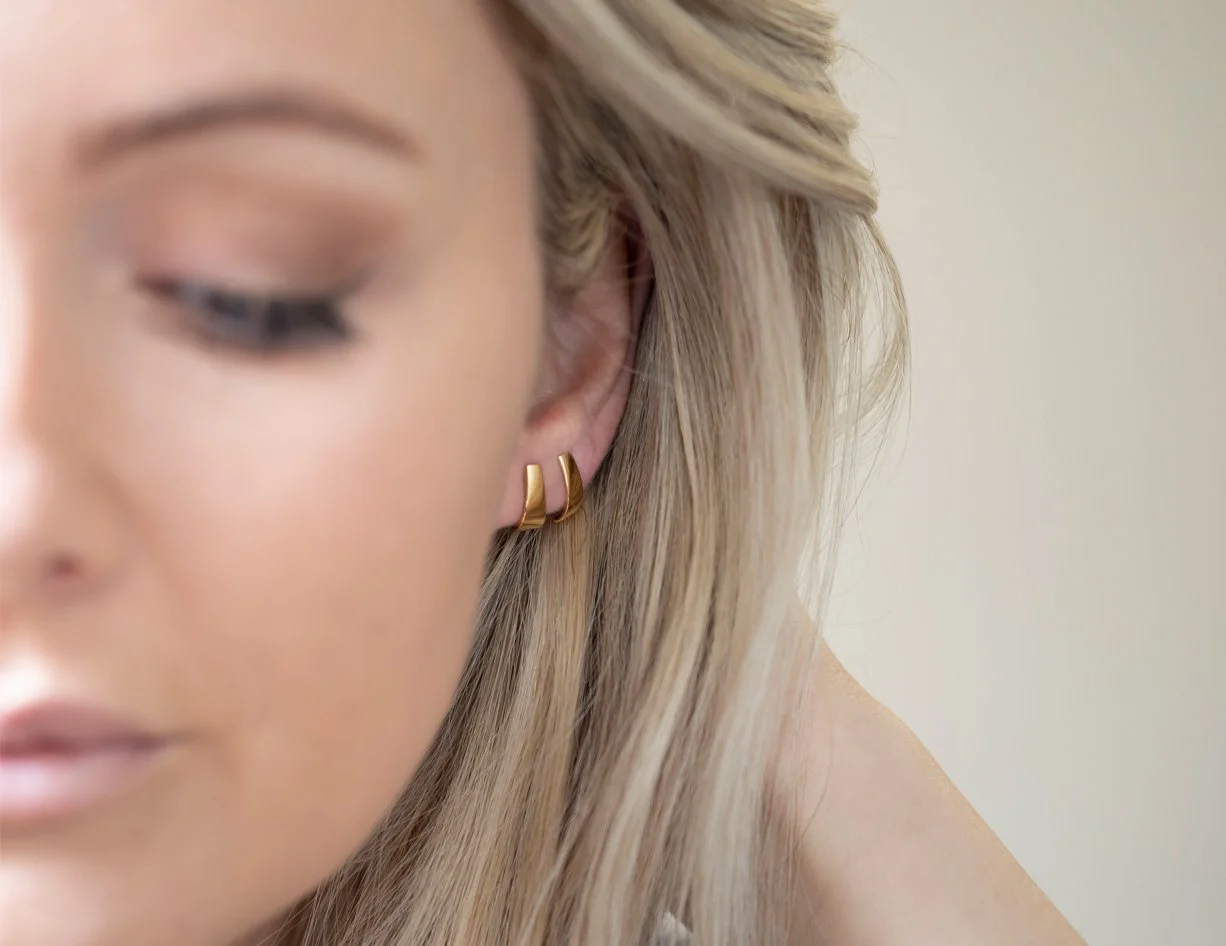 Amie Saxton showcasing her Jewellery brand Lusso Muse gold and sterling silver jewellery