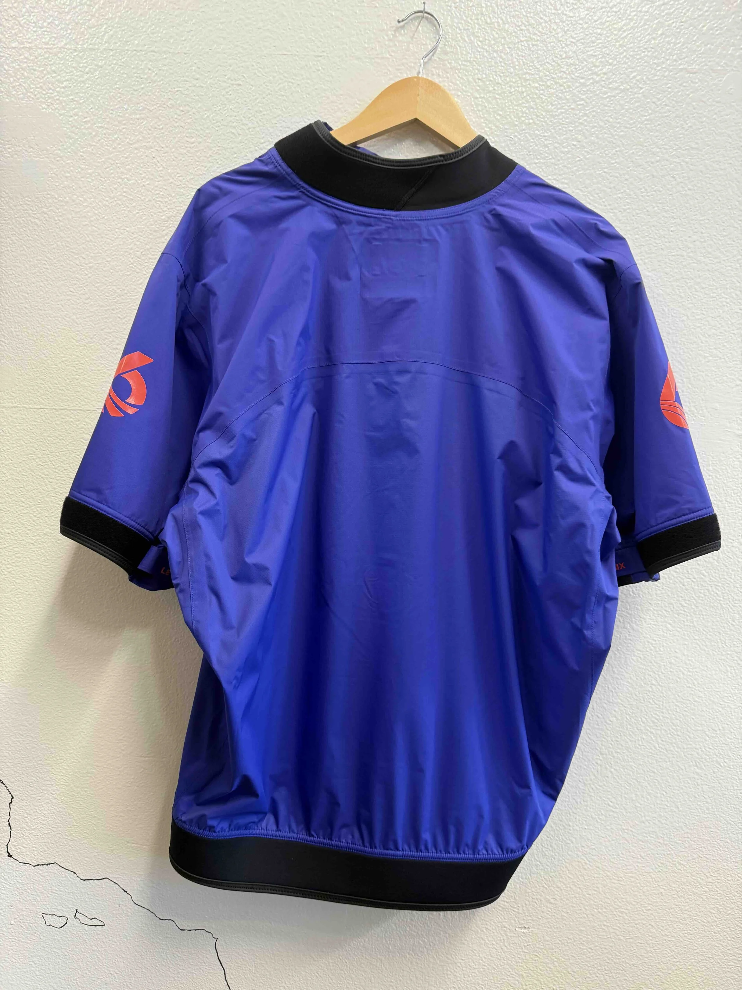 L6 Splash blue back.jpg