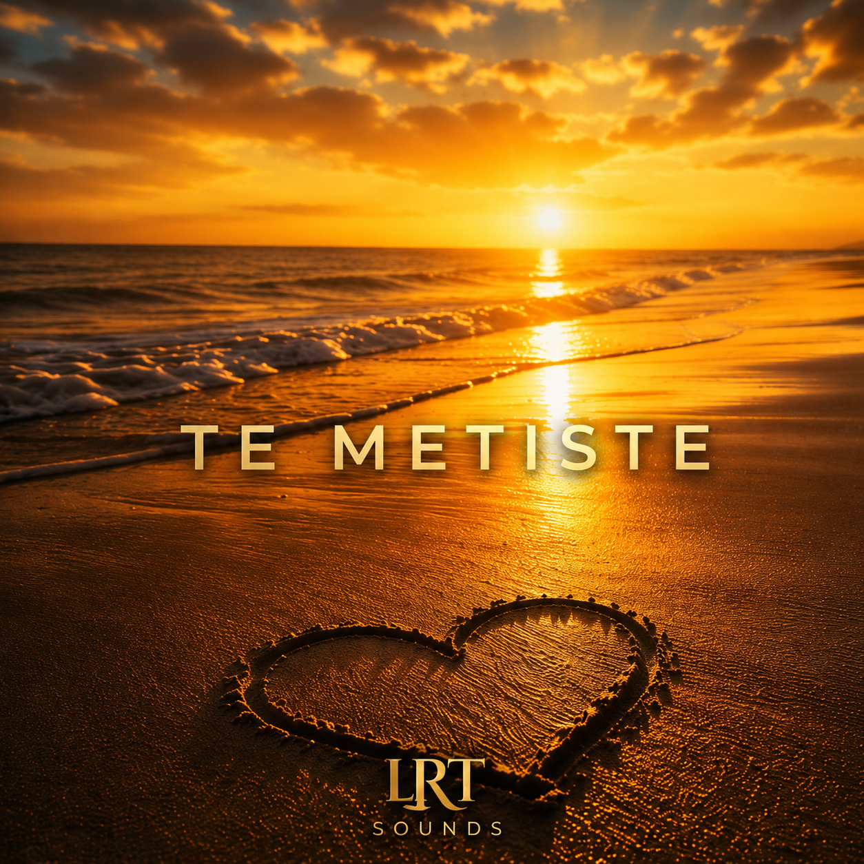 Sunset over the ocean with waves gently hitting the shore, and a heart drawn in the sand in the foreground. Text reads 'TE METISTE' and the logo 'LRT SOUNDS' at the bottom.