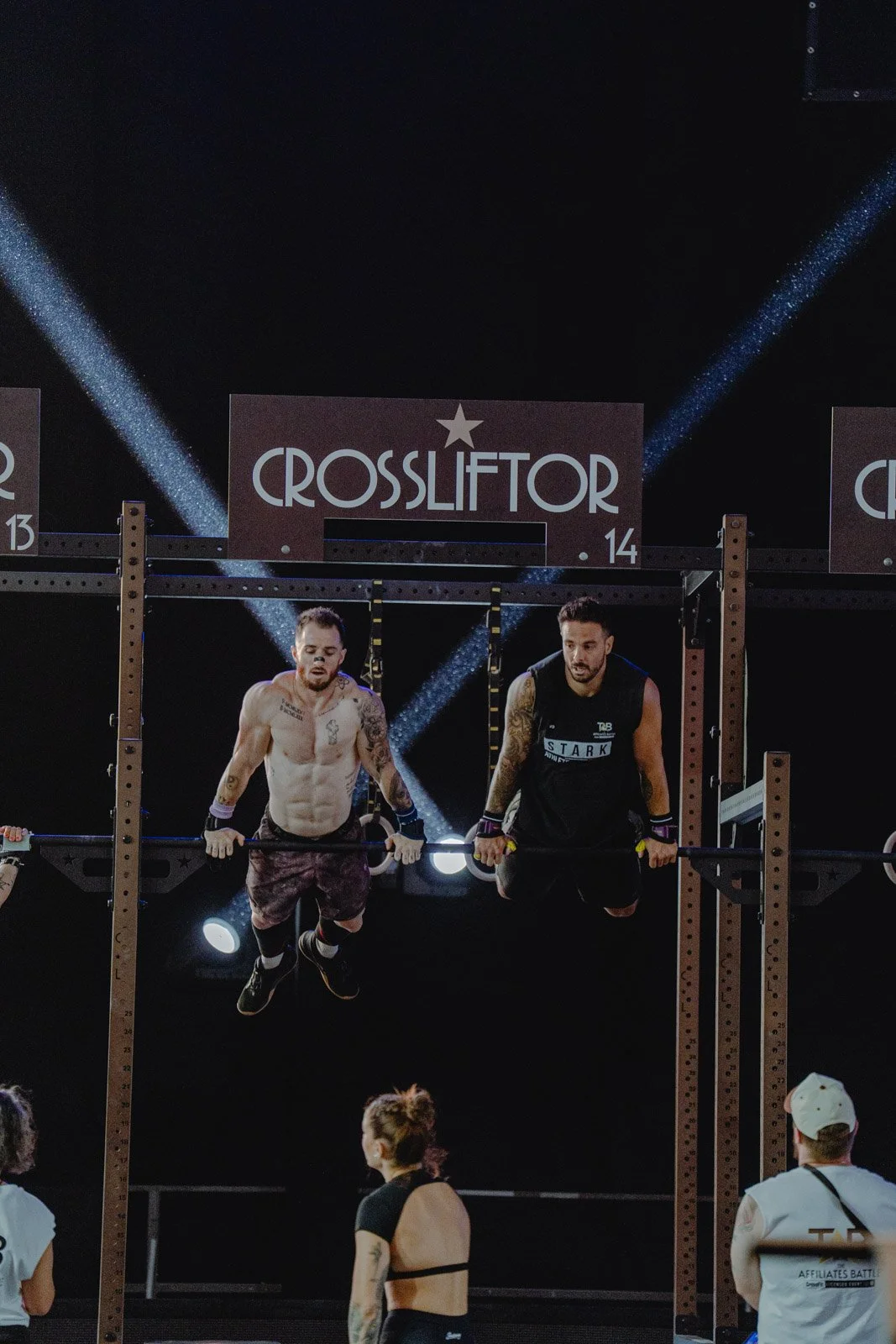 Deux hommes aux dips sur barre CrossLifter n°14 lors d'une compétition CrossFit en Nouvelle-Aquitaine — photographe CrossFit Voar by Tim