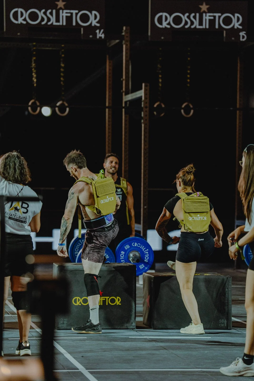 Athlètes portant sacs à dos CrossFit jaunes lors d'une compétition à Bordeaux — photographe CrossFit Voar by Tim