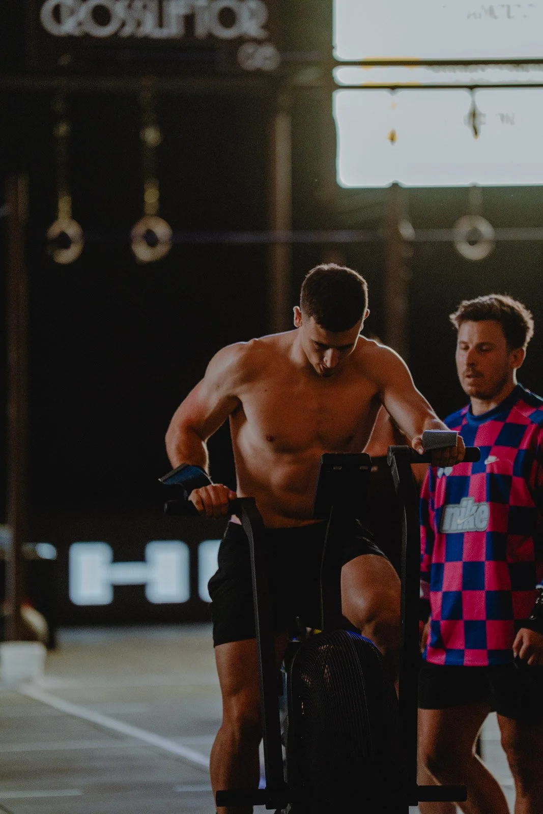 Homme s'entraînant sur vélo elliptique dans une salle de sport CrossFit en Nouvelle-Aquitaine — photographe fitness Voar by Tim