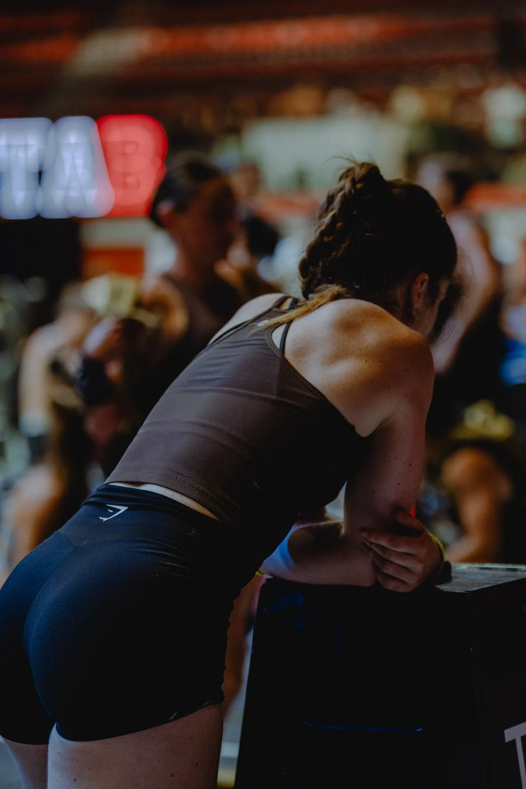 Athlète féminine concentrée lors d'une séance d'entraînement dans une salle de sport à Chicago — photographe fitness Voar by Tim