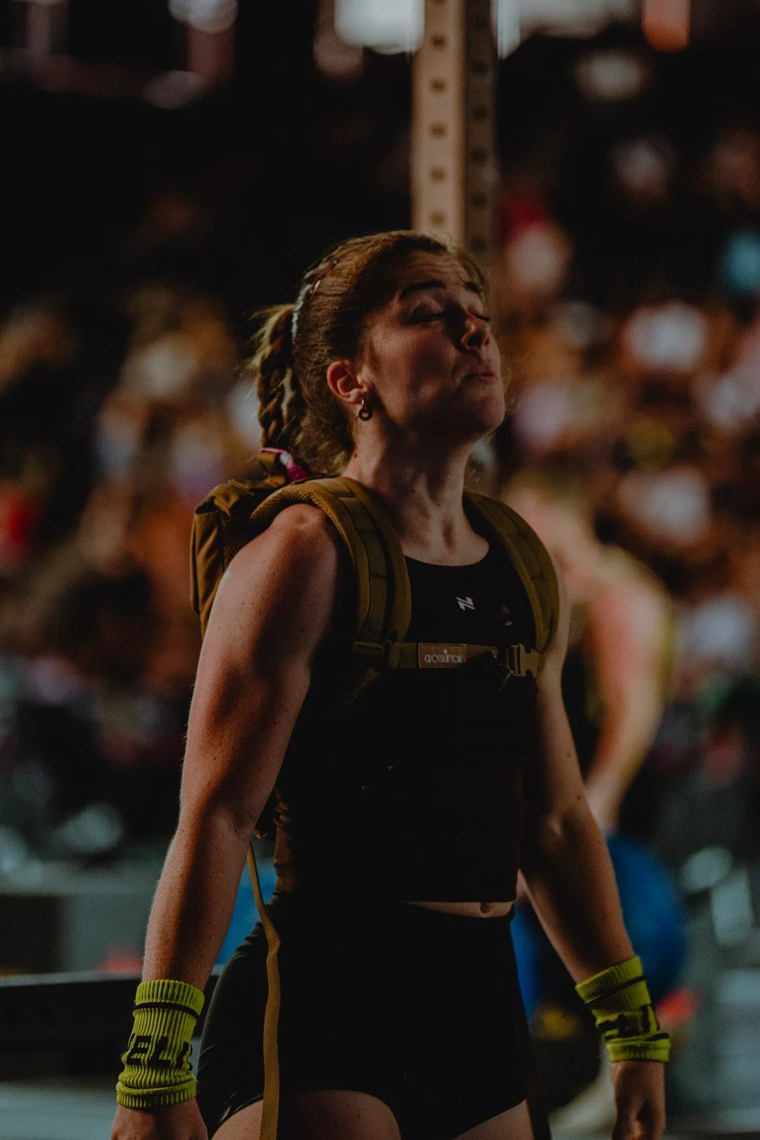 Femme sportive avec gants jaunes et sac à dos lors d'une compétition CrossFit en Nouvelle-Aquitaine — photographe CrossFit Voar by Tim