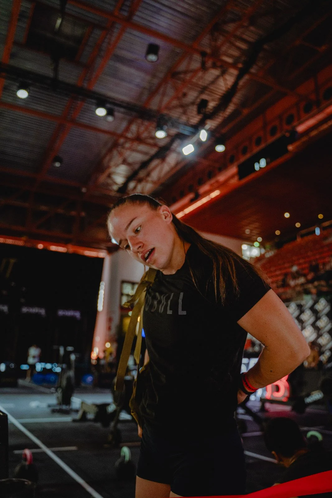 Femme en tenue noire sudorée après un entraînement CrossFit intense dans une salle de sport — photographe CrossFit Voar by Tim