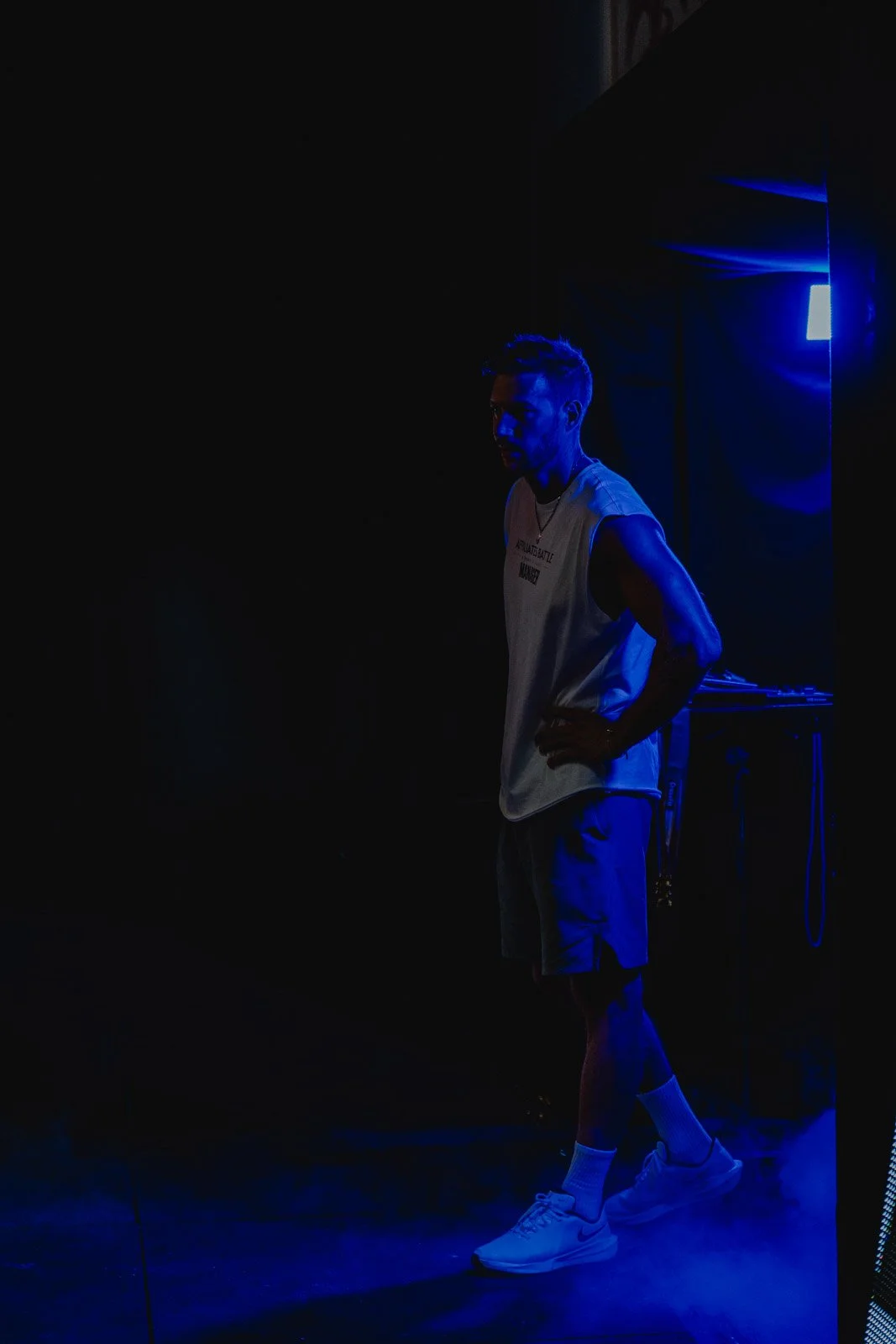 Homme sous éclairage bleu dans une salle CrossFit à Bordeaux — photographe CrossFit Voar by Tim