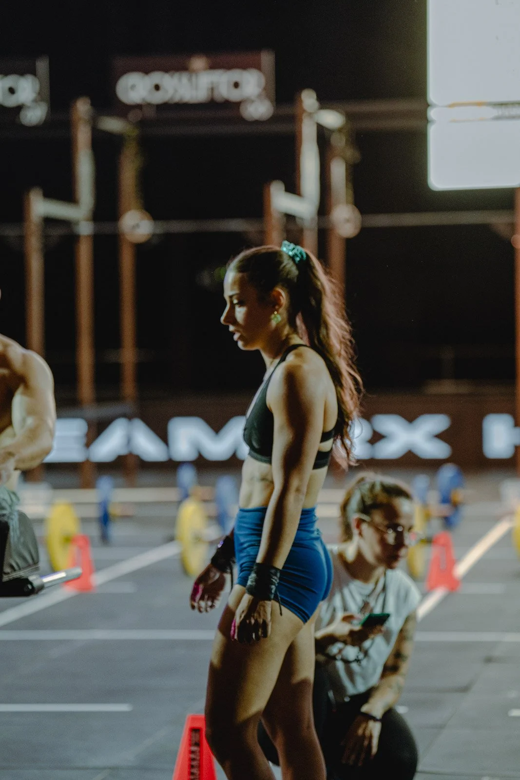 Femme avec gants de fitness lors d'une séance CrossFit nocturne à Bordeaux — photographe CrossFit Voar by Tim