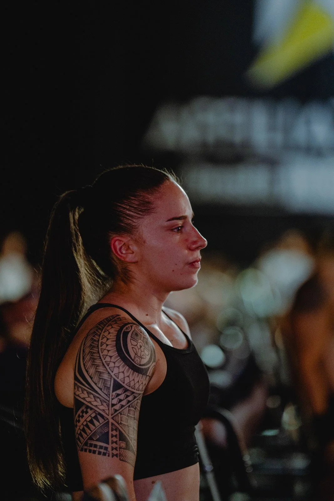 Femme athlétique tatouée en position de repos lors d'une séance CrossFit en Nouvelle-Aquitaine — photographe CrossFit Voar by Tim