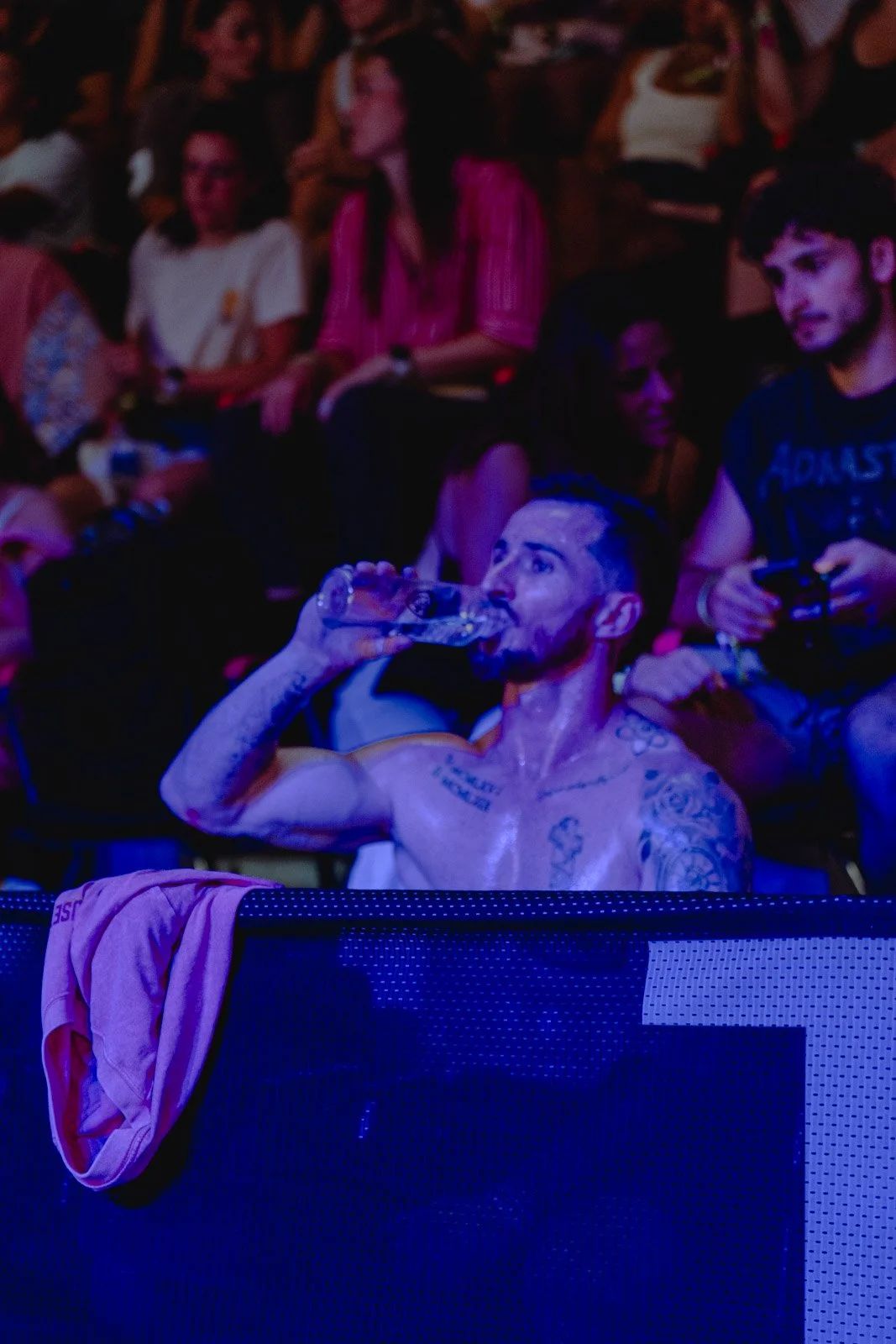 Homme torse nu tatoué buvant de l'eau lors d'un événement CrossFit à Bordeaux — photographe CrossFit Voar by Tim