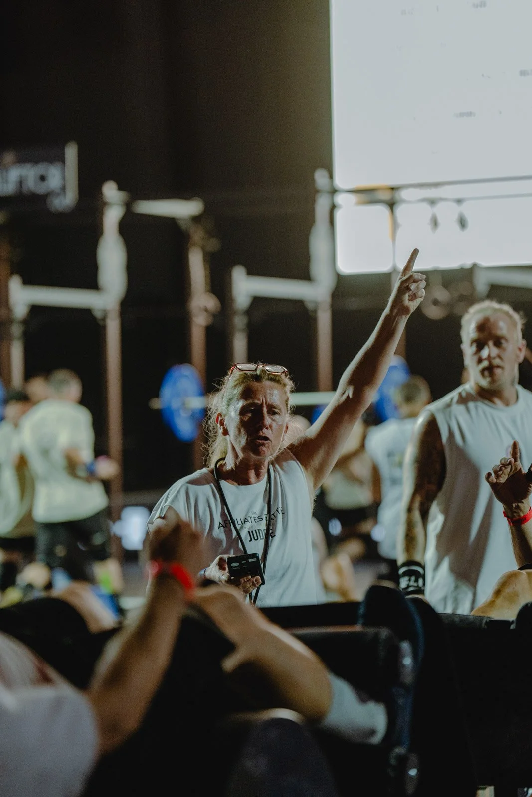 Femme levant le bras avec pass accréditation lors d'un événement CrossFit en Nouvelle-Aquitaine — photographe CrossFit Voar by Tim