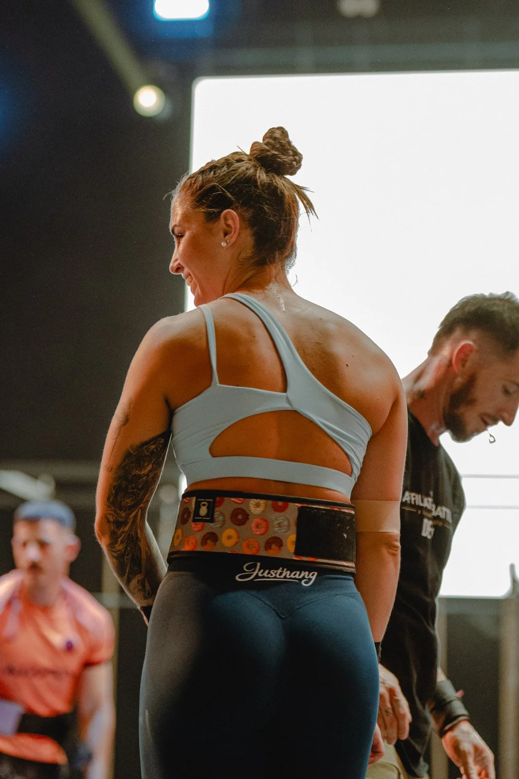 Femme souriante en haut bleu avec découpes dans une salle CrossFit en Nouvelle-Aquitaine — photographe CrossFit Voar by Tim