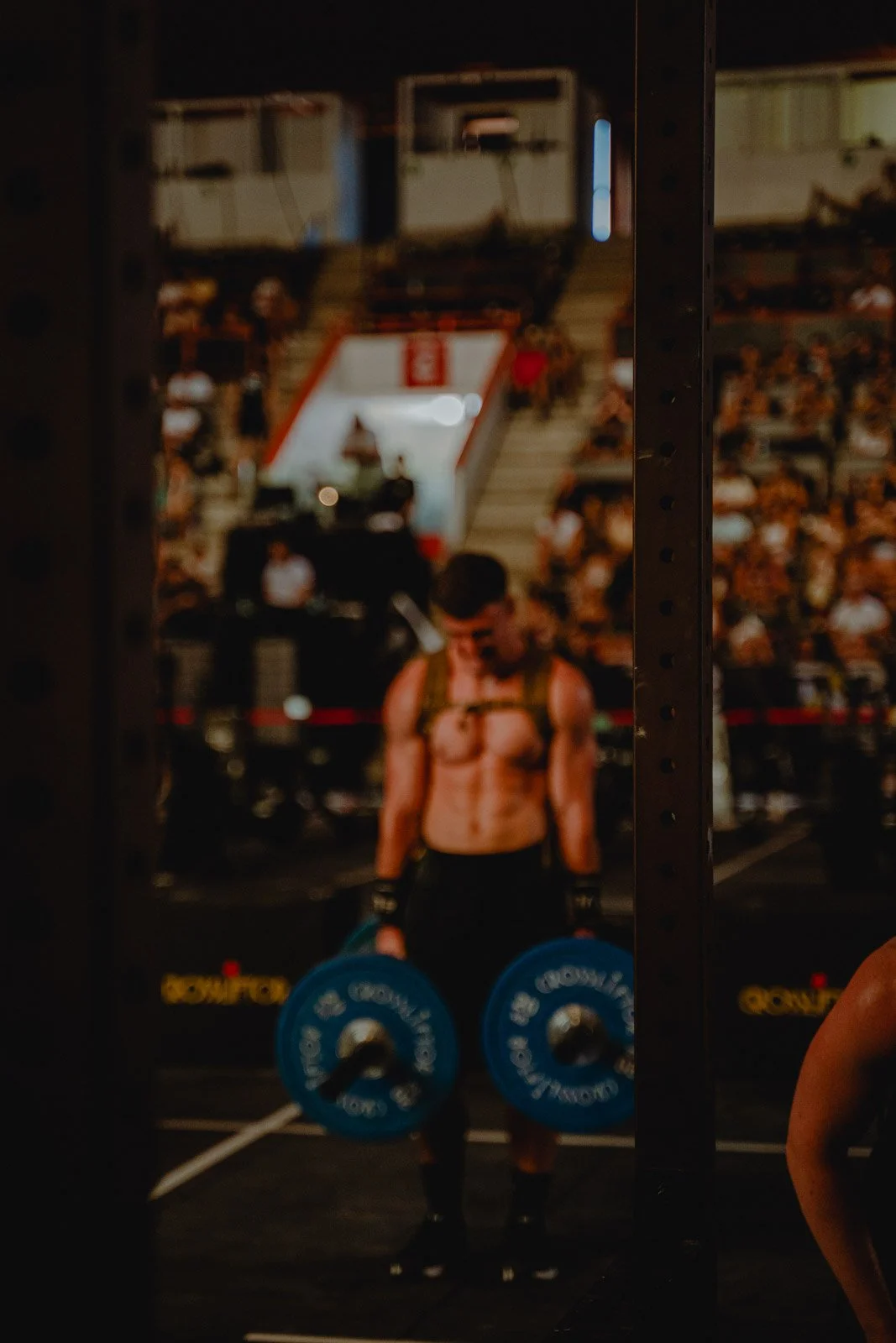 Athlète soulevant des poids lors d'une compétition de fitness devant des gradins de spectateurs à Chicago — photographe sport Voar by Tim
