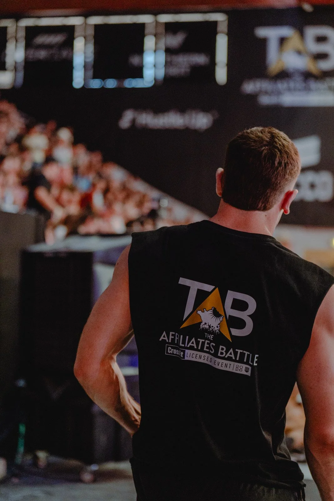 Homme de dos portant t-shirt Affiliate's Battle CrossFit, compétition à Bordeaux — photographe CrossFit Voar by Tim