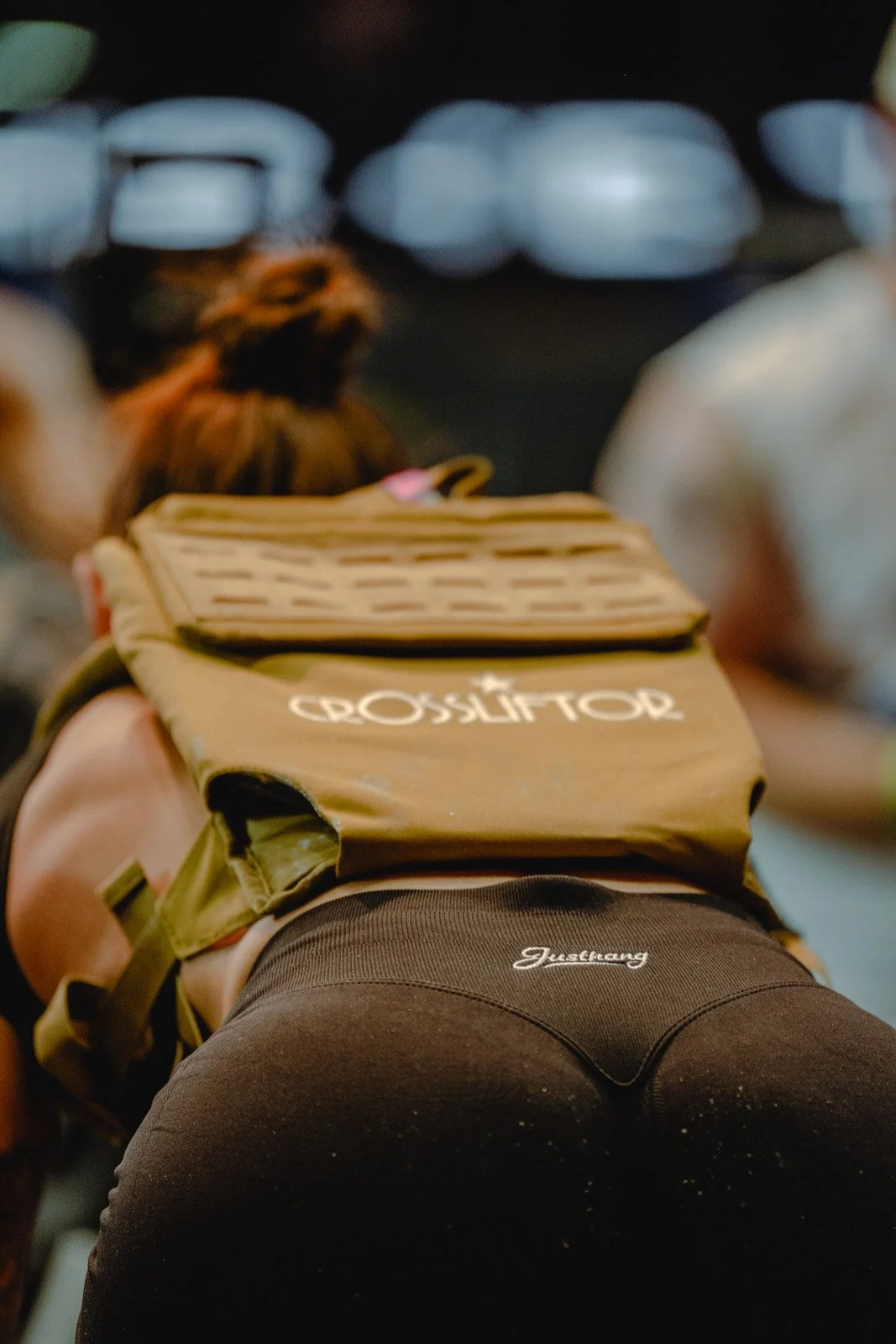 Athlète allongé en file d'attente avec sac à dos kaki lors d'une compétition CrossFit — photographe CrossFit Voar by Tim
