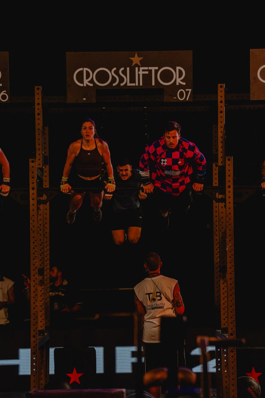Athlètes effectuant des tractions lors d'une compétition CrossFit en Nouvelle-Aquitaine — photographe CrossFit Voar by Tim