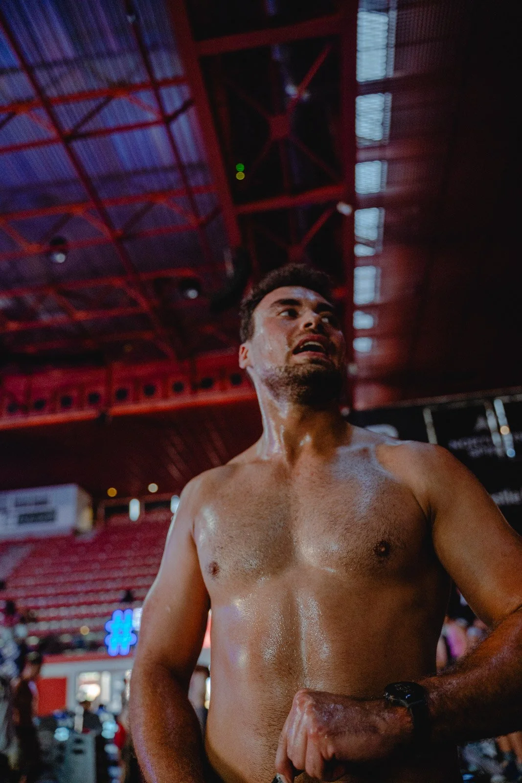 Homme torse nu en sueur pratiquant la boxe ou sport de contact lors d'un événement CrossFit à Bordeaux — photographe CrossFit Voar by Tim