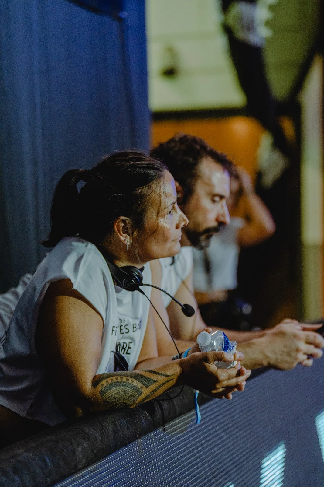 Animatrice avec casque micro et bouteille d'eau lors d'un événement CrossFit à Bordeaux — photographe CrossFit Voar by Tim