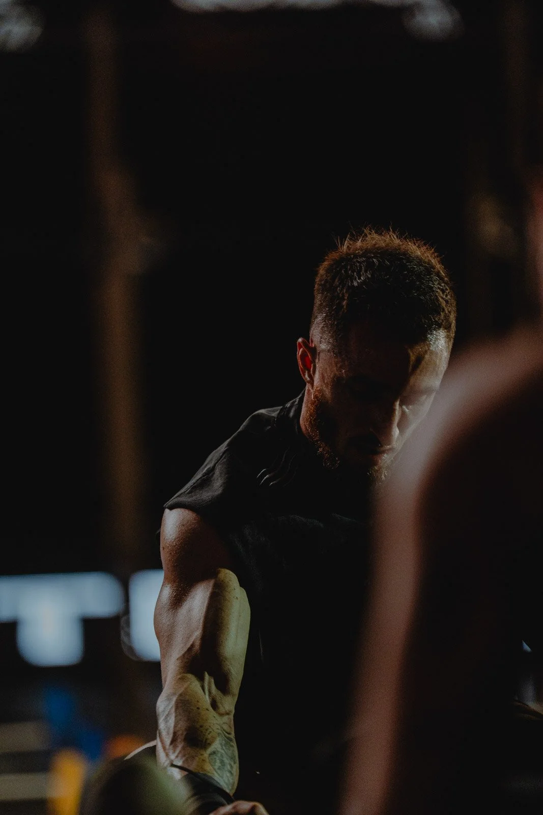 Homme athlétique avec barbe s'entraînant dans une salle CrossFit sombre en Nouvelle-Aquitaine — photographe CrossFit Voar by Tim