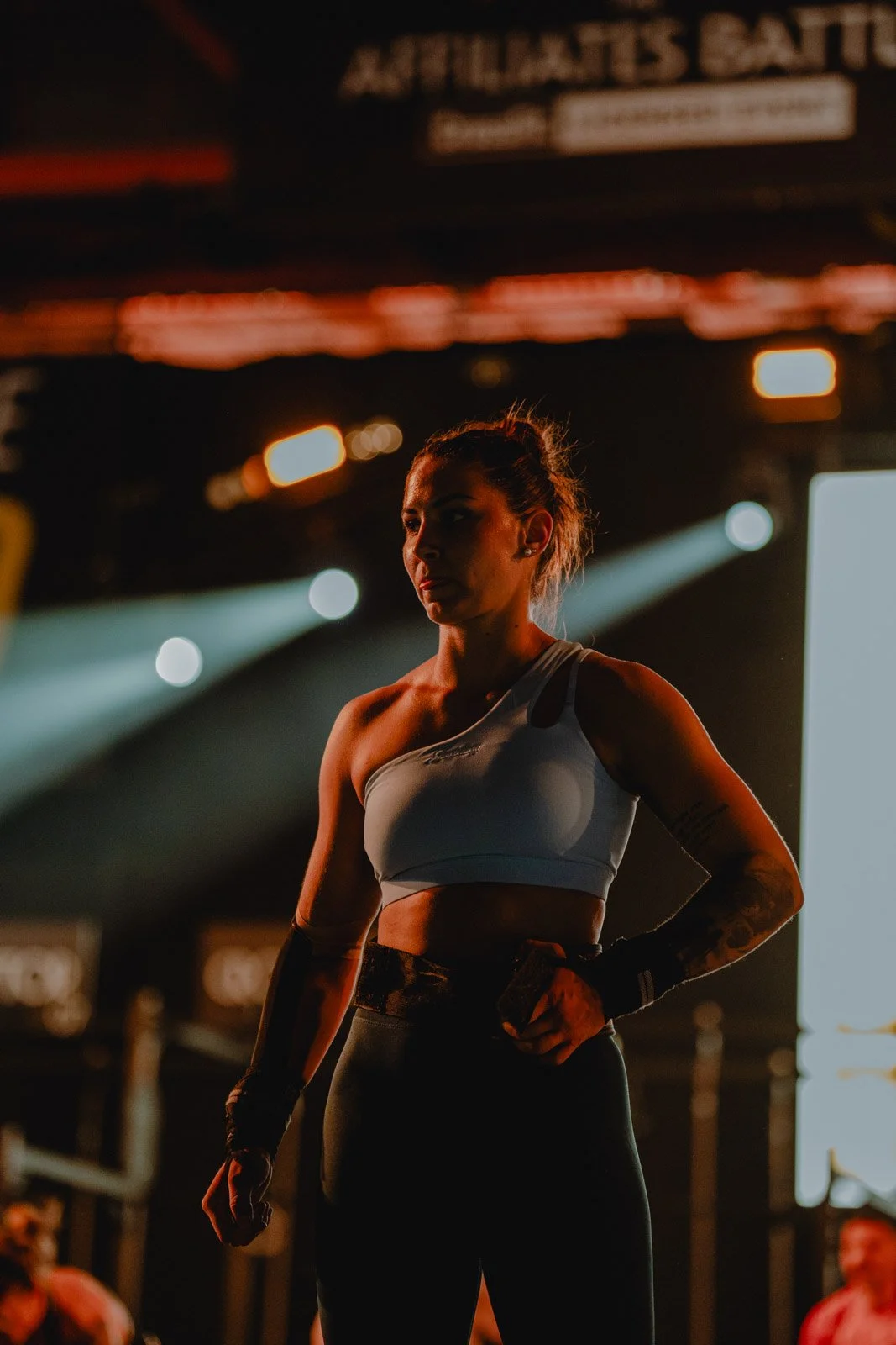 Femme en tenue de sport avec expression concentrée dans une salle CrossFit éclairée — photographe CrossFit Voar by Tim