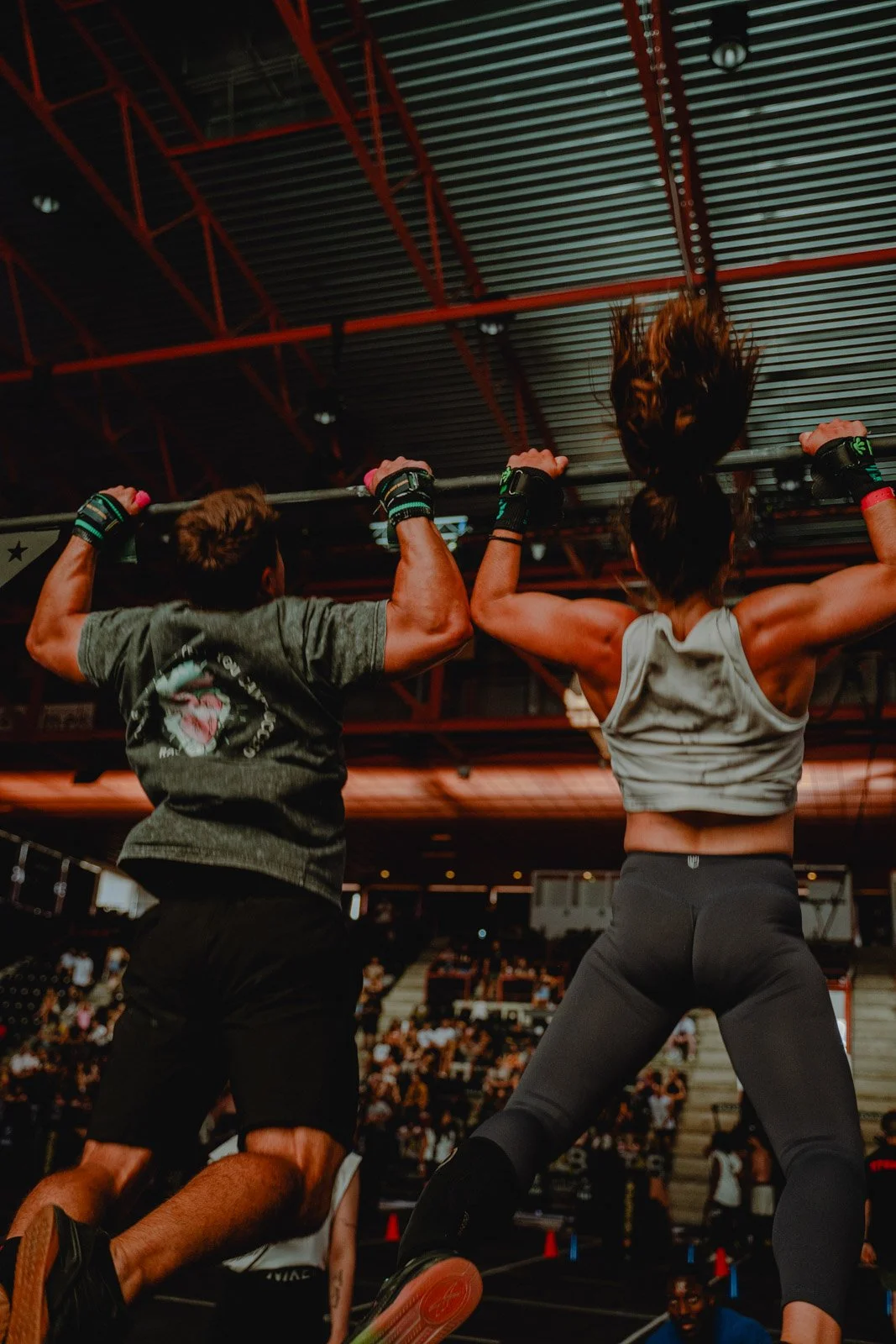 Deux athlètes effectuant des muscle-ups sur barre lors d'une compétition CrossFit en Nouvelle-Aquitaine — photographe CrossFit Voar by Tim
