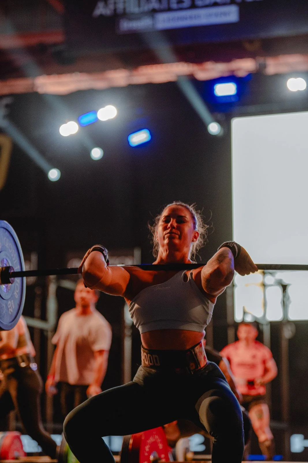 Femme effectuant un mouvement de musculation avec barre lors d'une séance CrossFit à Bordeaux — photographe CrossFit Voar by Tim