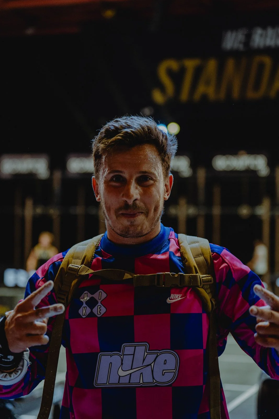 Athlète souriant en maillot Nike coloré faisant des gestes lors d'un événement sportif à Chicago — photographe sport Voar by Tim