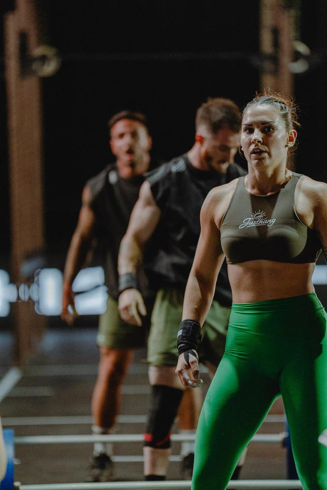 Trois athlètes alignés dans une salle CrossFit, femme en leggings verts, en Nouvelle-Aquitaine — photographe CrossFit Voar by Tim