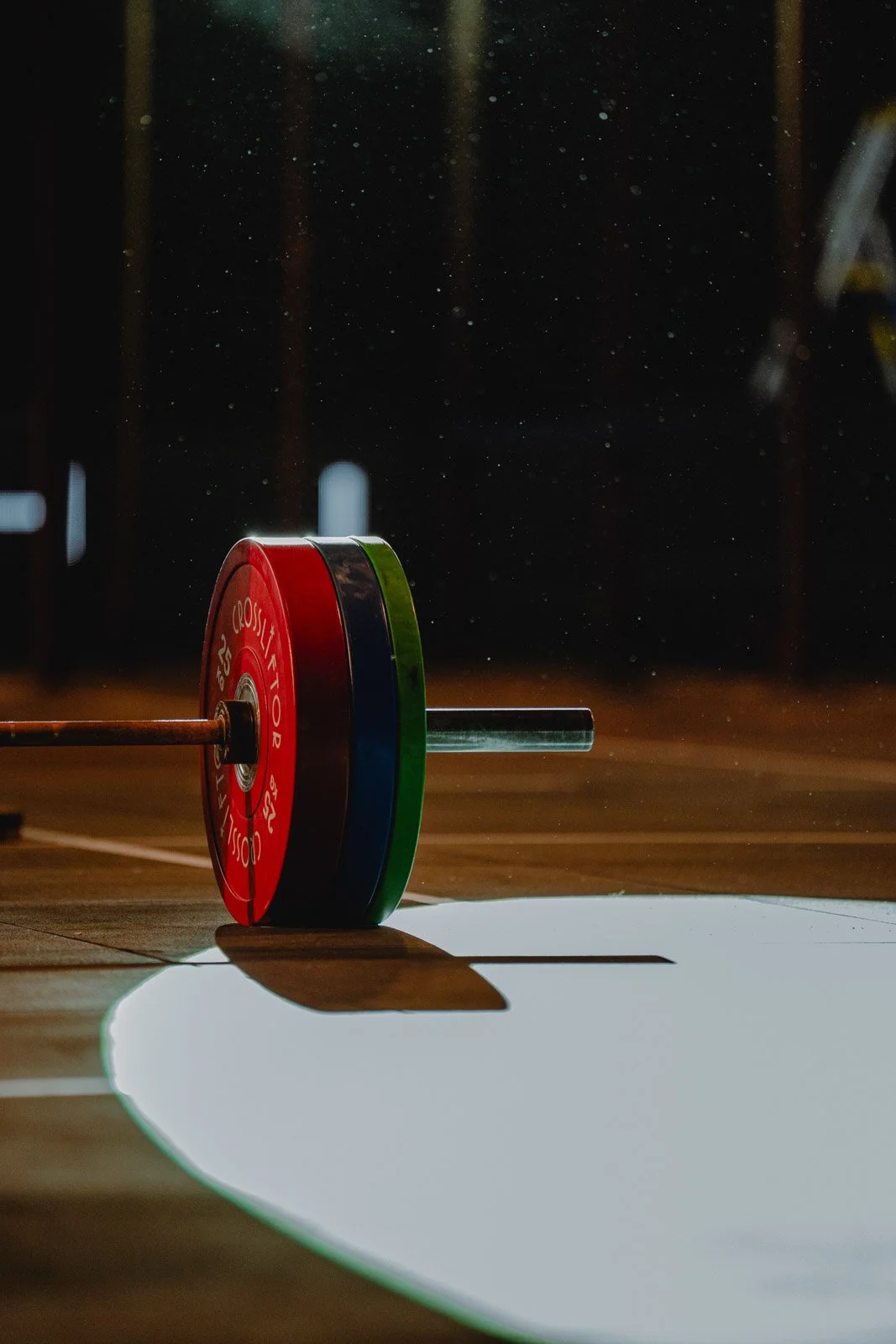 Kettlebell sur sol de salle de CrossFit avec éclairage dramatique et ombre, ambiance entraînement intensif Bordeaux — photographe CrossFit Voar by Tim