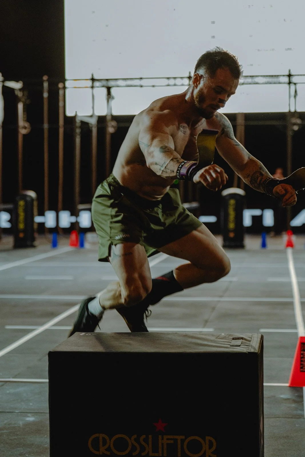 Homme musclé en short kaki effectuant un saut dans une salle CrossFit à Bordeaux — photographe CrossFit Voar by Tim