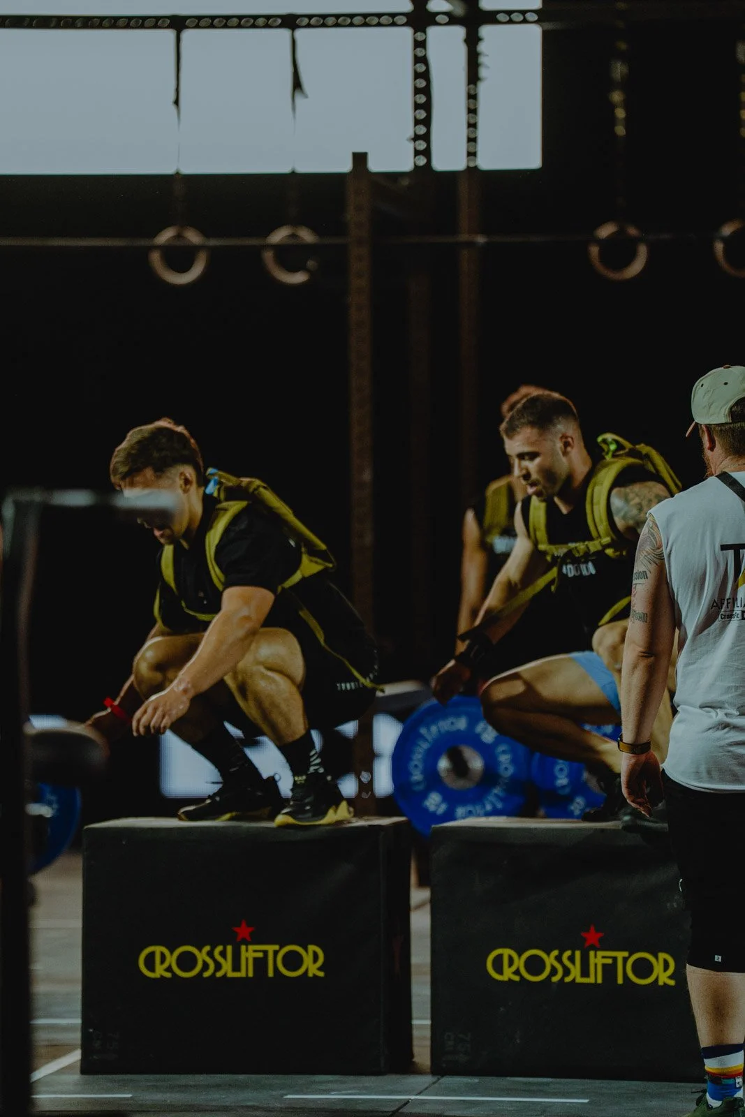 Hommes sautant sur caisses CrossLifter lors d'une compétition CrossFit en Nouvelle-Aquitaine — photographe CrossFit Voar by Tim