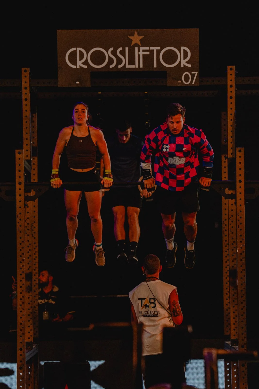 Trois athlètes en séance de saut à la corde sous panneau Crossofitor lors d'une compétition CrossFit — photographe CrossFit Voar by Tim