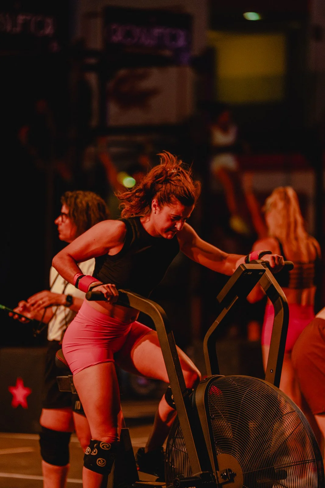 Femme en cardio intensif sur appareil lors d'une compétition CrossFit à Bordeaux — photographe CrossFit Voar by Tim