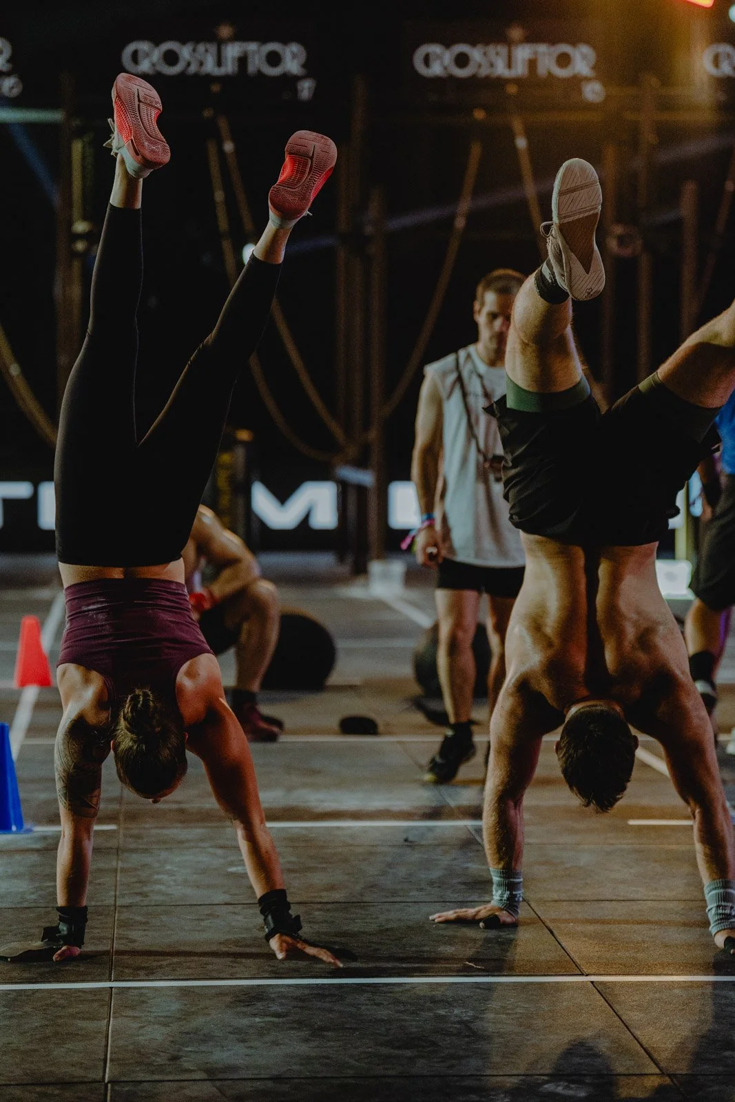 Deux personnes en handstand dans une salle CrossFit pendant un entraînement collectif à Bordeaux — photographe CrossFit Voar by Tim