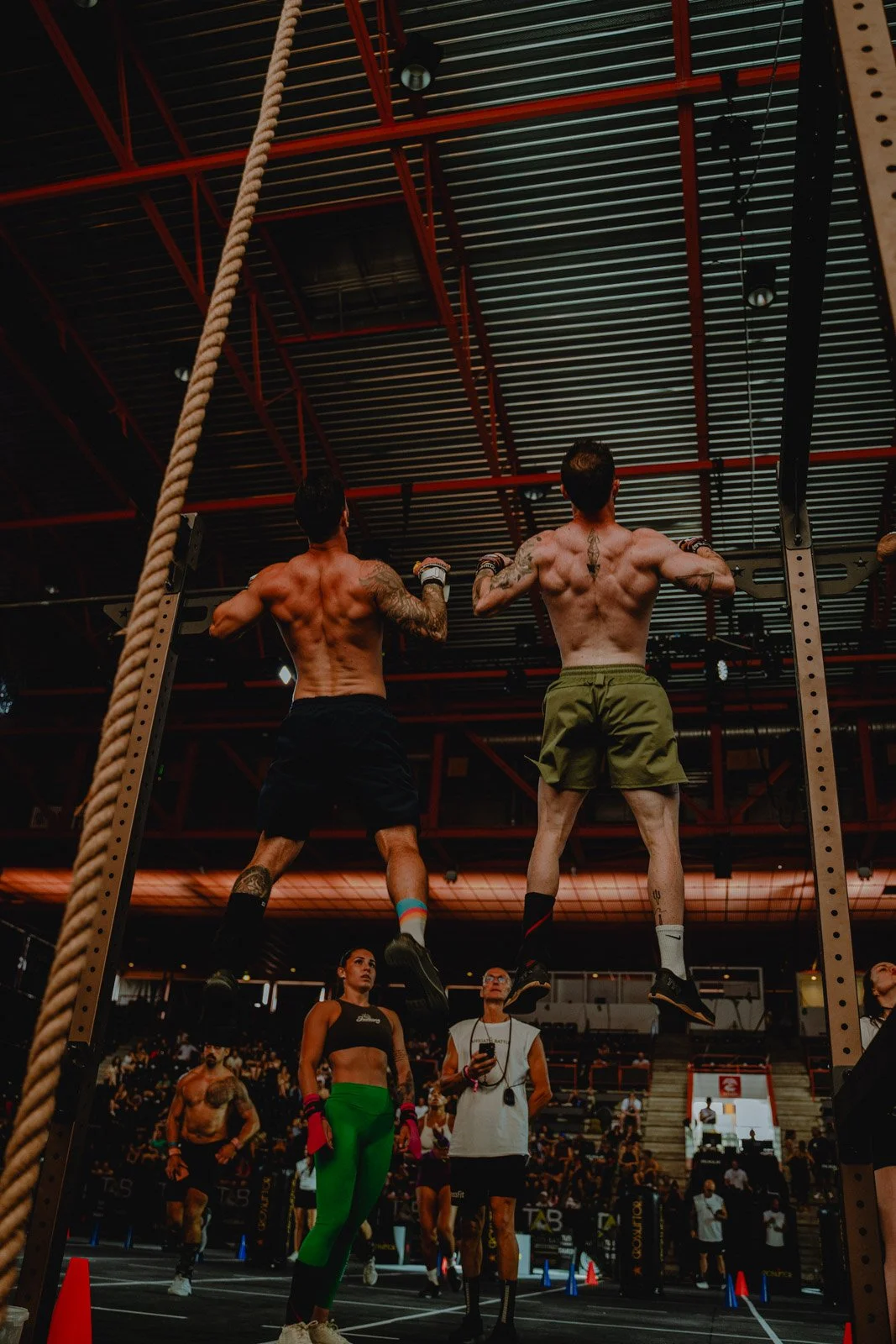 Deux hommes musclés suspendus à une barre lors d'une séance CrossFit en Nouvelle-Aquitaine — photographe CrossFit Voar by Tim