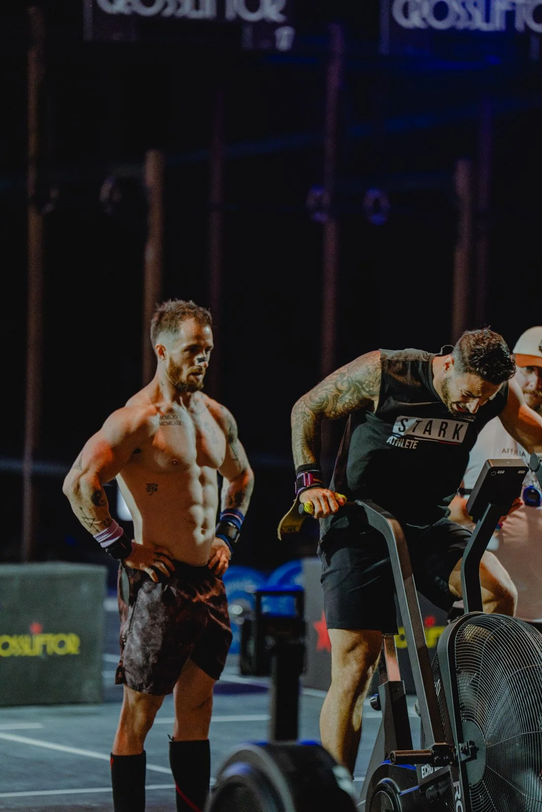 Deux athlètes tatoués s'entraînant sur vélo d'appartement dans une salle de sport à Chicago — photographe fitness Voar by Tim